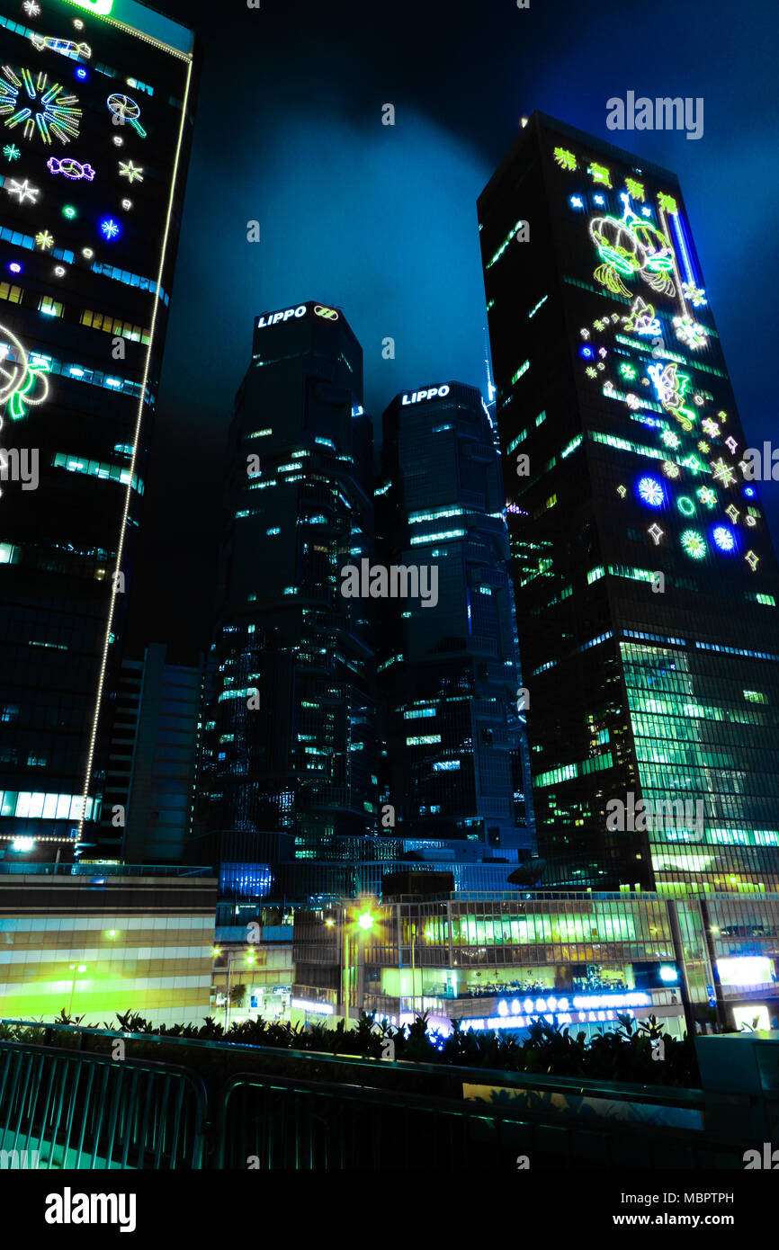 La ville animée de Hong Kong : scène de nuit à Harcourt Road Banque D'Images