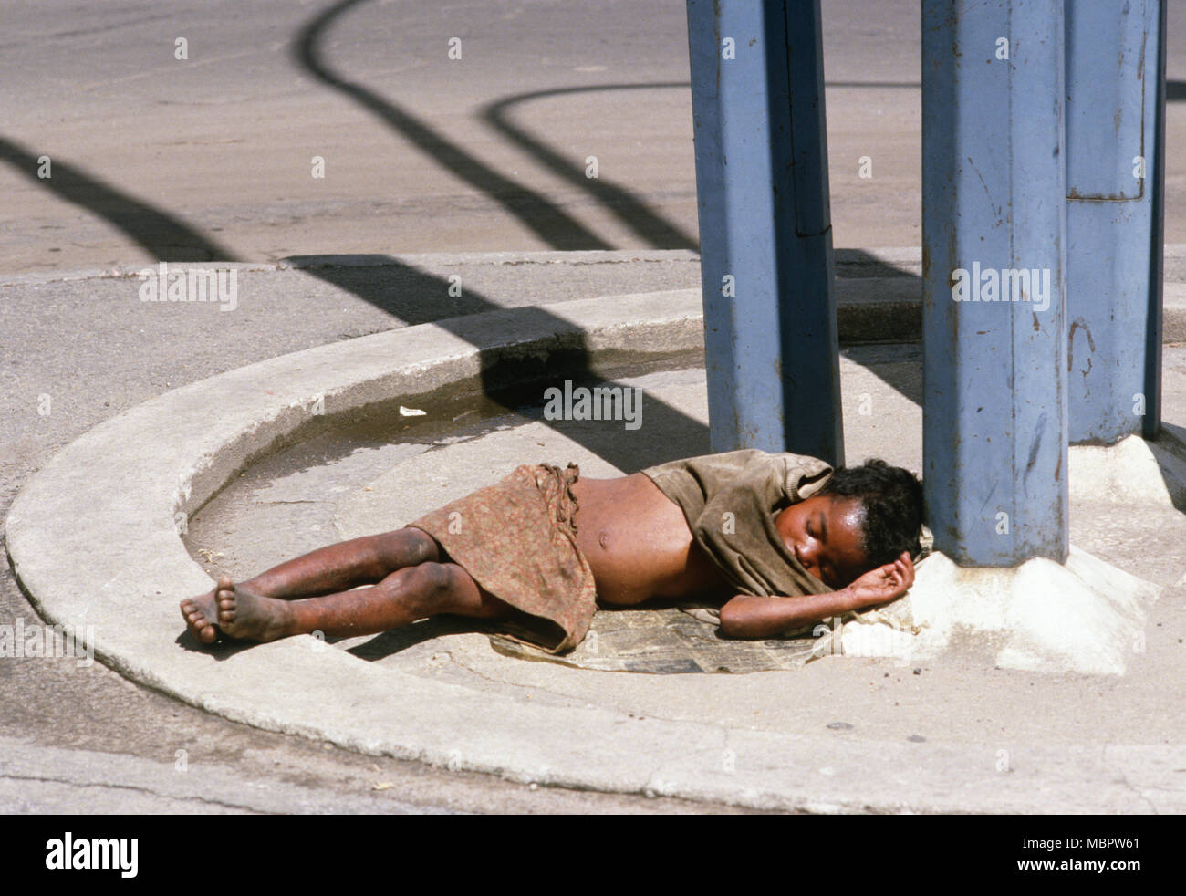 Enfants sans-abri dorment dans la rue, à Antananarivo, Madagascar Banque D'Images