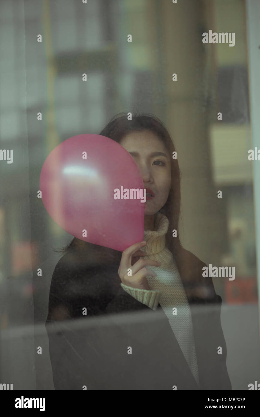 Portrait de jeune fille belle avec ballon rose sur la tête Banque D'Images