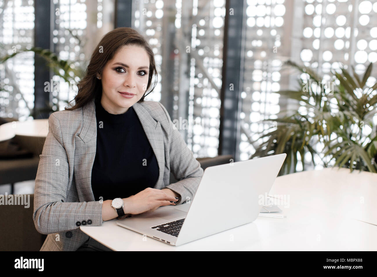 Femme sérieuse dans un lieu public examine l'appareil photo Banque D'Images