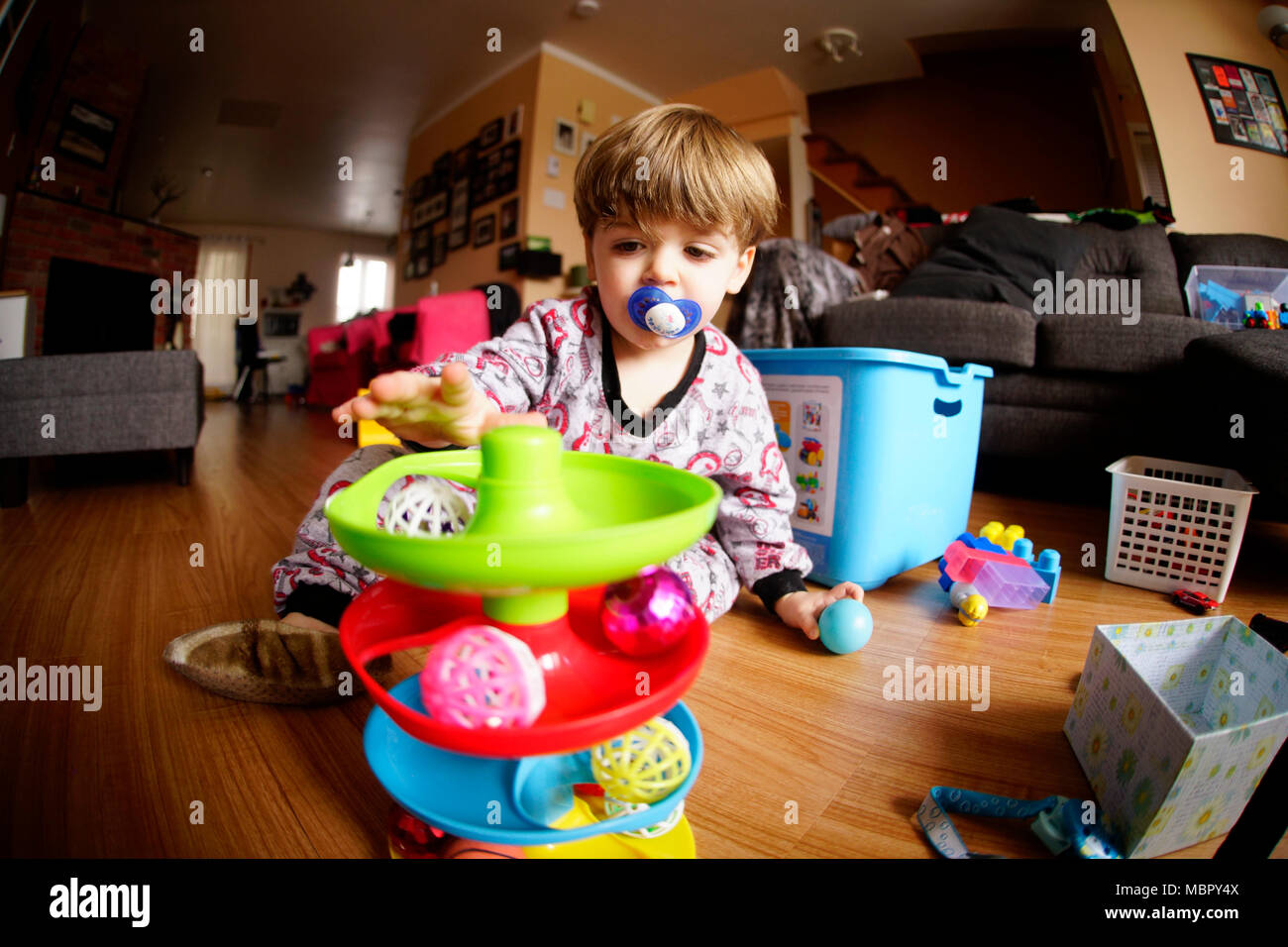 Montréal,Canada,8,avril,2018.jeune enfant qui joue avec ses jouets dans la salle de séjour.Credit:Mario Beauregard/Alamy Live News Banque D'Images