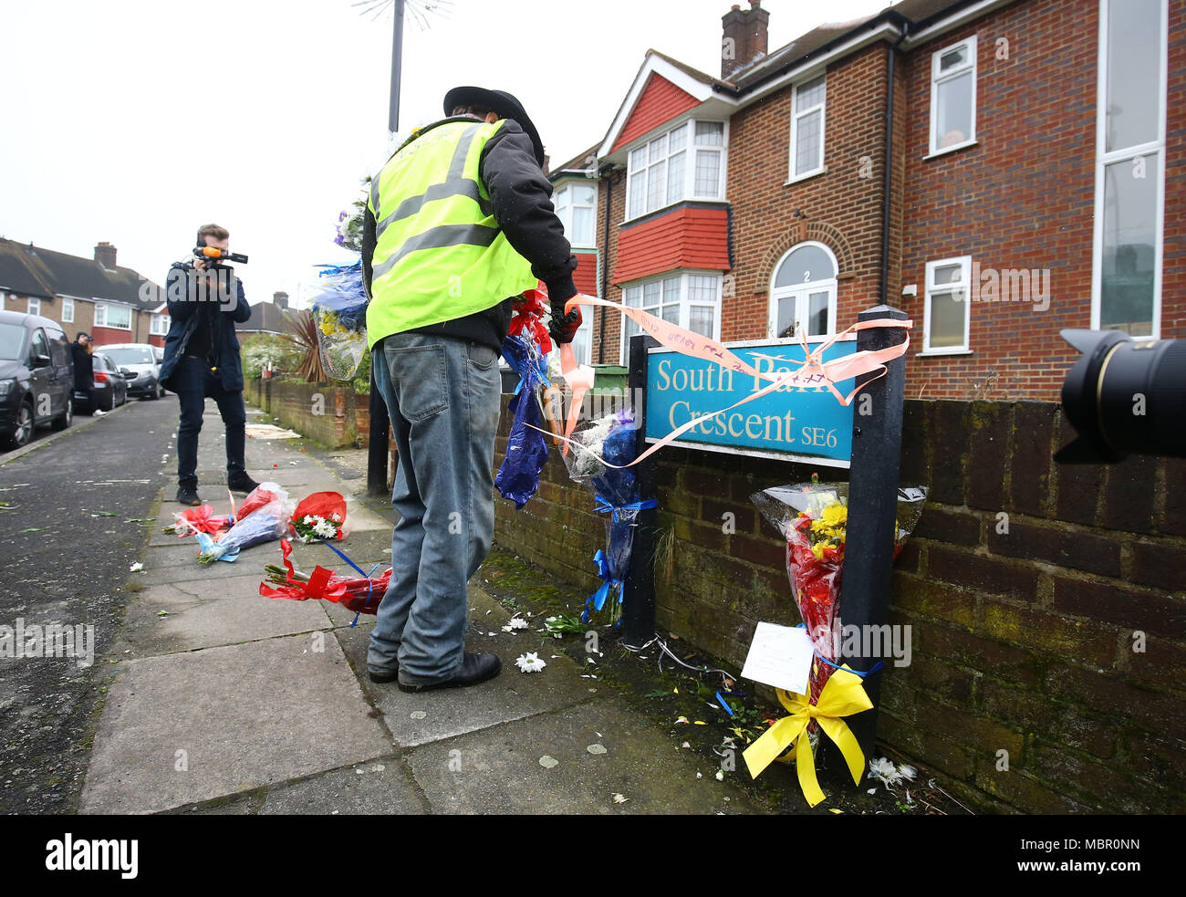 Iain Gordon prend la scène de fleurs près de la maison de Richard Osborn-Brooks in South Park Crescent ici Green, Londres, après il est devenu un peu probable de l'explosion de tensions entre la famille et ses voisins depuis l'incident tragique de la semaine dernière après burglar Henry Vincent a été tué par Richard Osborn-Brooks sur sa maison. Banque D'Images