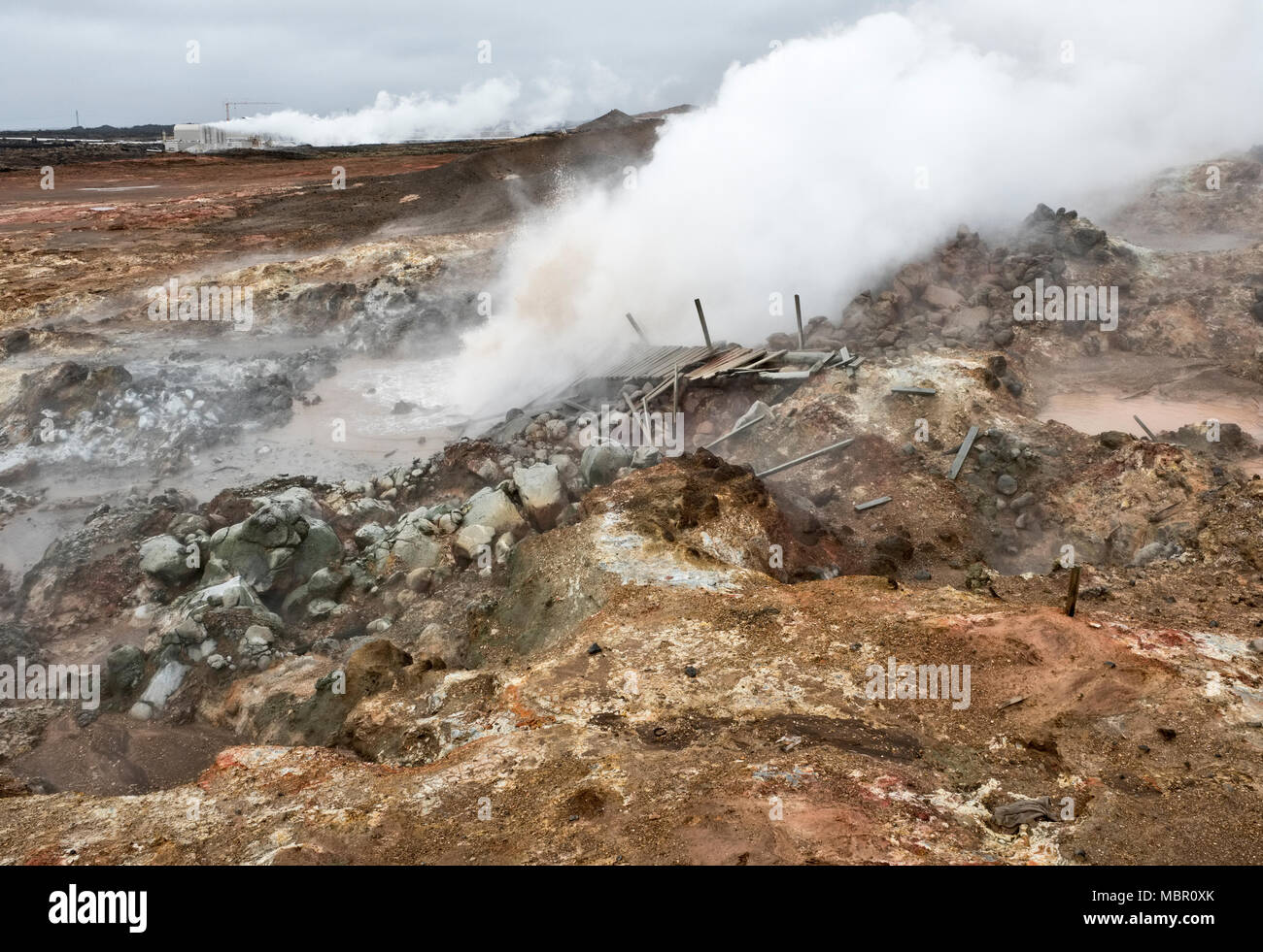 La péninsule de Reykjanes, l'Islande. Une piscine de boue bouillante dans la zone volcanique Gunnuhver. La centrale géothermique Suðurnes est dans l'arrière-plan Banque D'Images