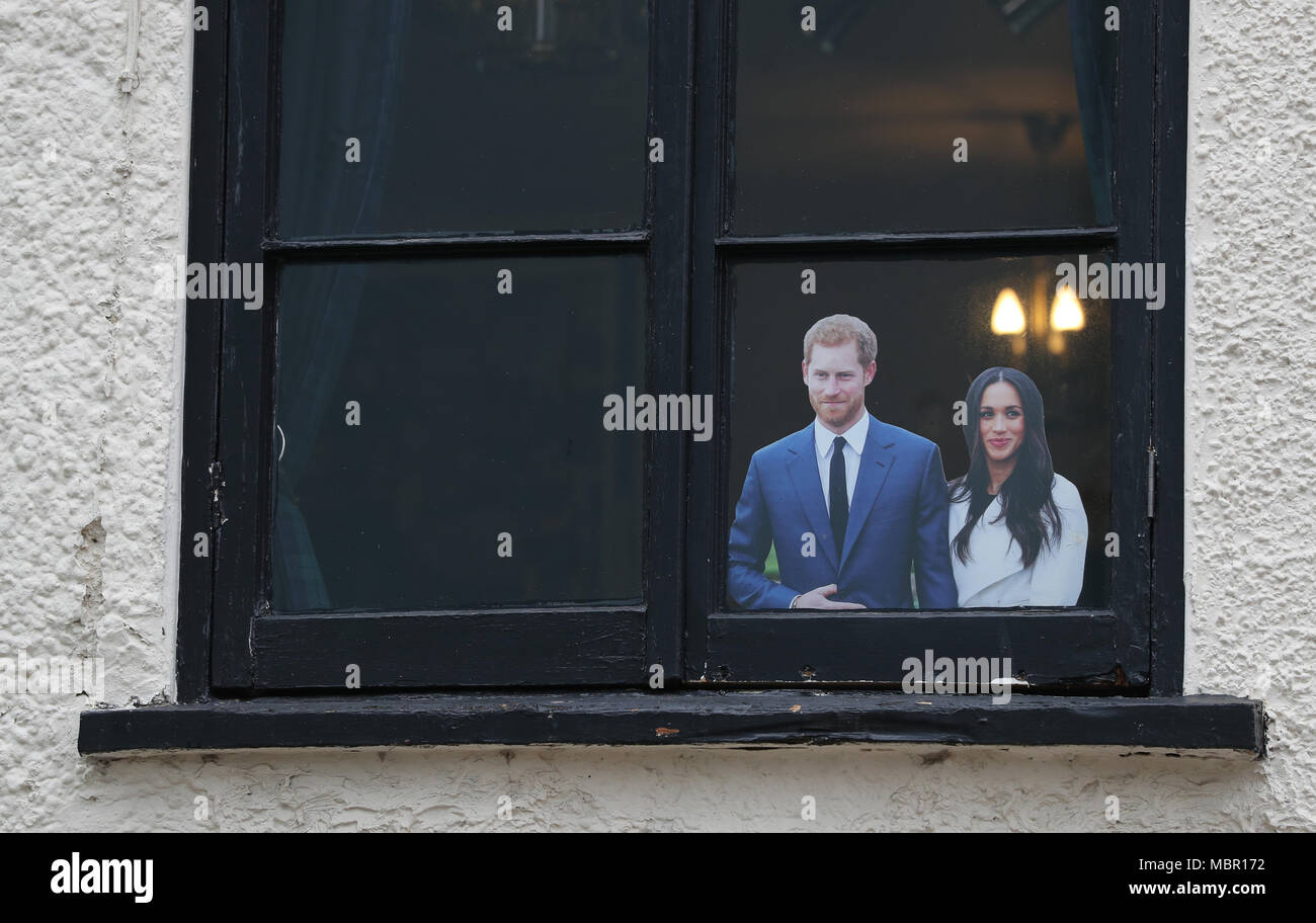 Un coupe-papier de Prince Harry et Meghan Markle est affiché dans la fenêtre de l'Horse and Groom pub à Windsor, Berkshire. Banque D'Images