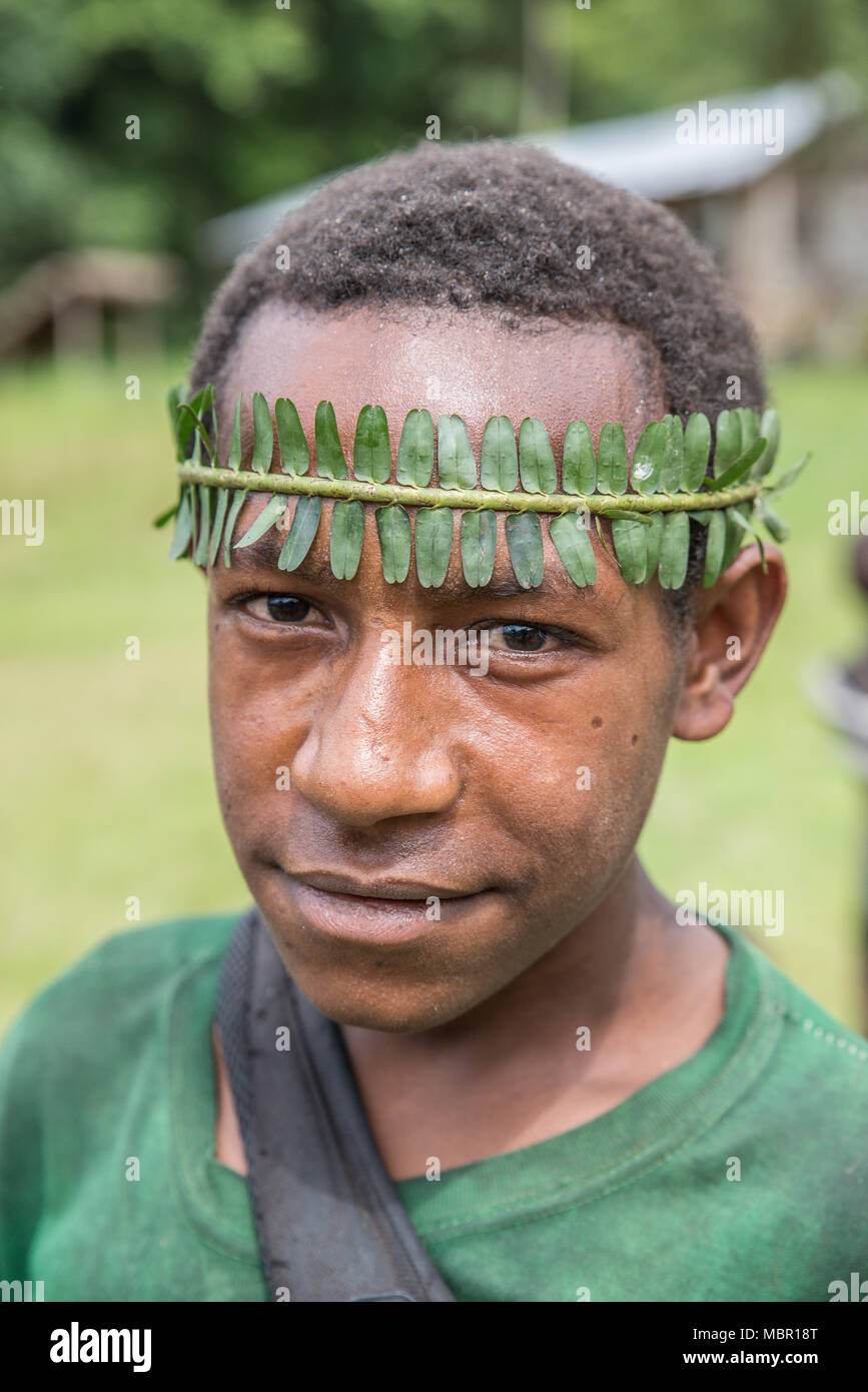 Portrait d'un garçon avec un bandeau de feuilles dans une région éloignée,  Wanekipa village village, Papouasie Nouvelle Guinée Photo Stock - Alamy
