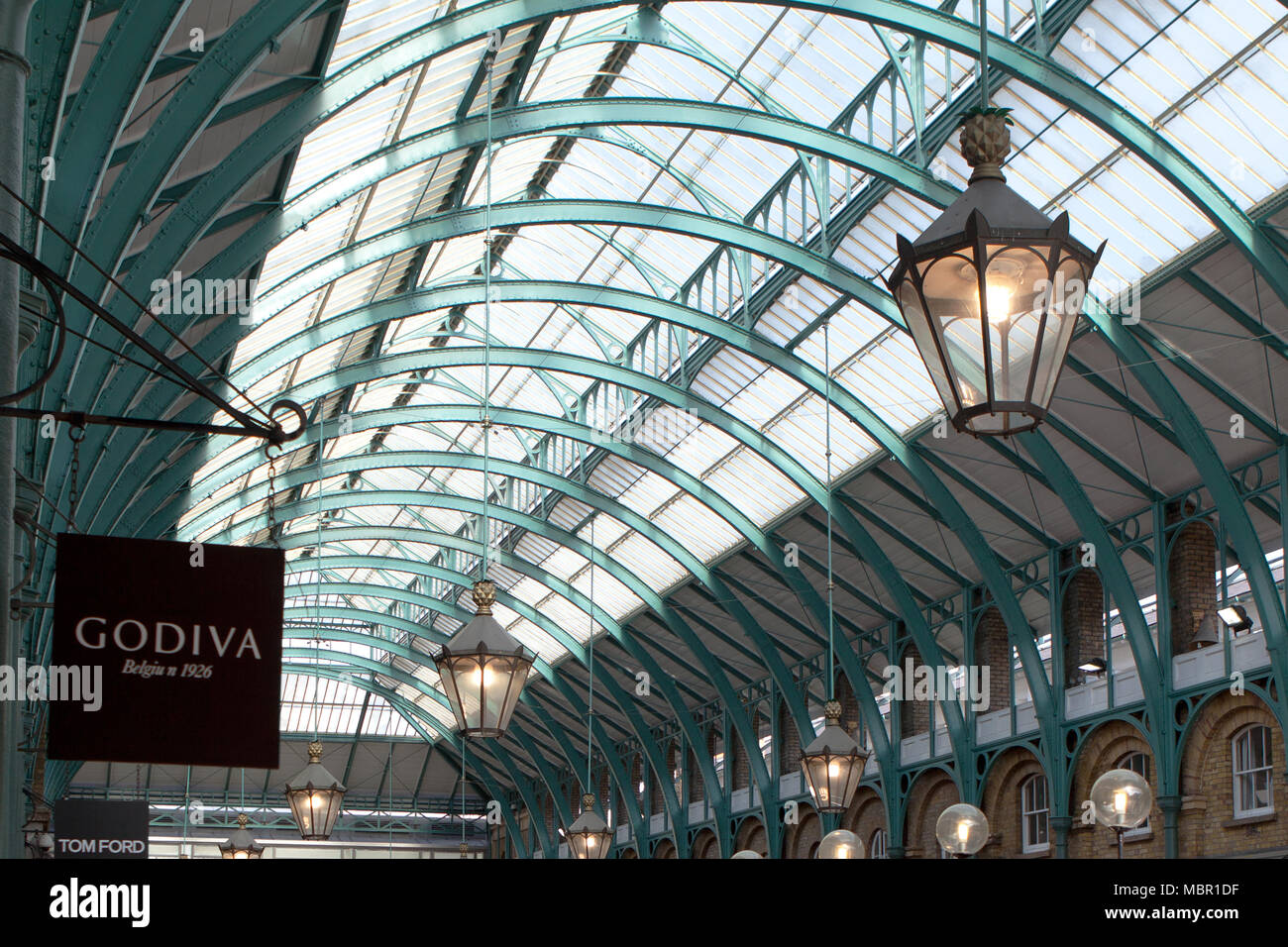 Marché couvert de Covent Garden abrite désormais des boutiques de luxe et de l'artisanat. Bâtiment conçu par Charles Fowler, fer et toit en verre ajouté 1880s/1890s par Cubitt Banque D'Images