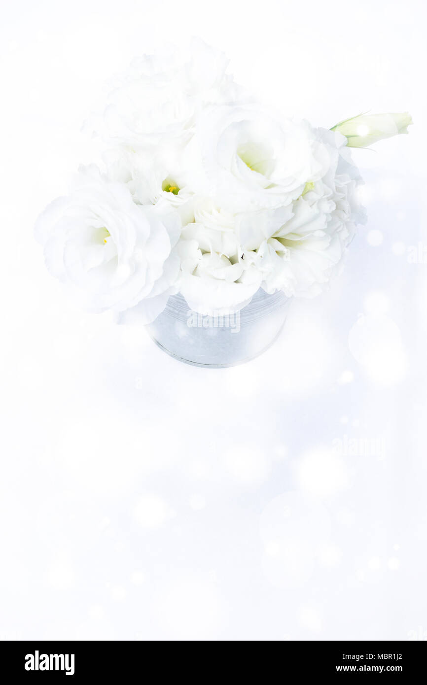 Bouquet de roses blanches mariage bokeh background. Banque D'Images