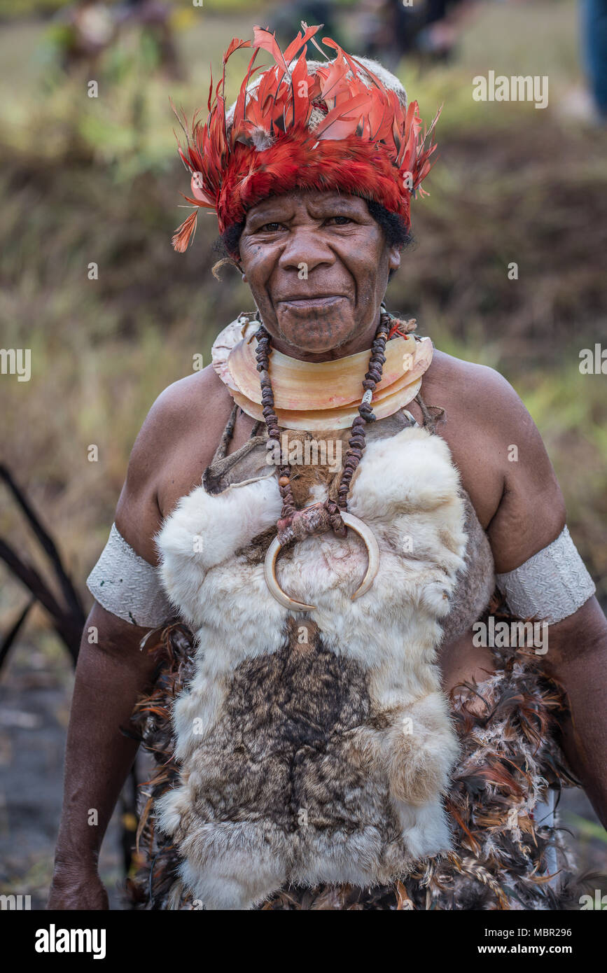 Une femme avec des costumes traditionnels à Mount Hagen Spectacle culturel, Papouasie Nouvelle Guinée Banque D'Images