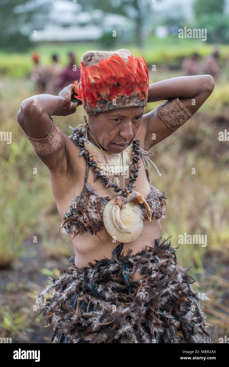 Une femme avec des costumes traditionnels à Mount Hagen Spectacle culturel, Papouasie Nouvelle Guinée Banque D'Images