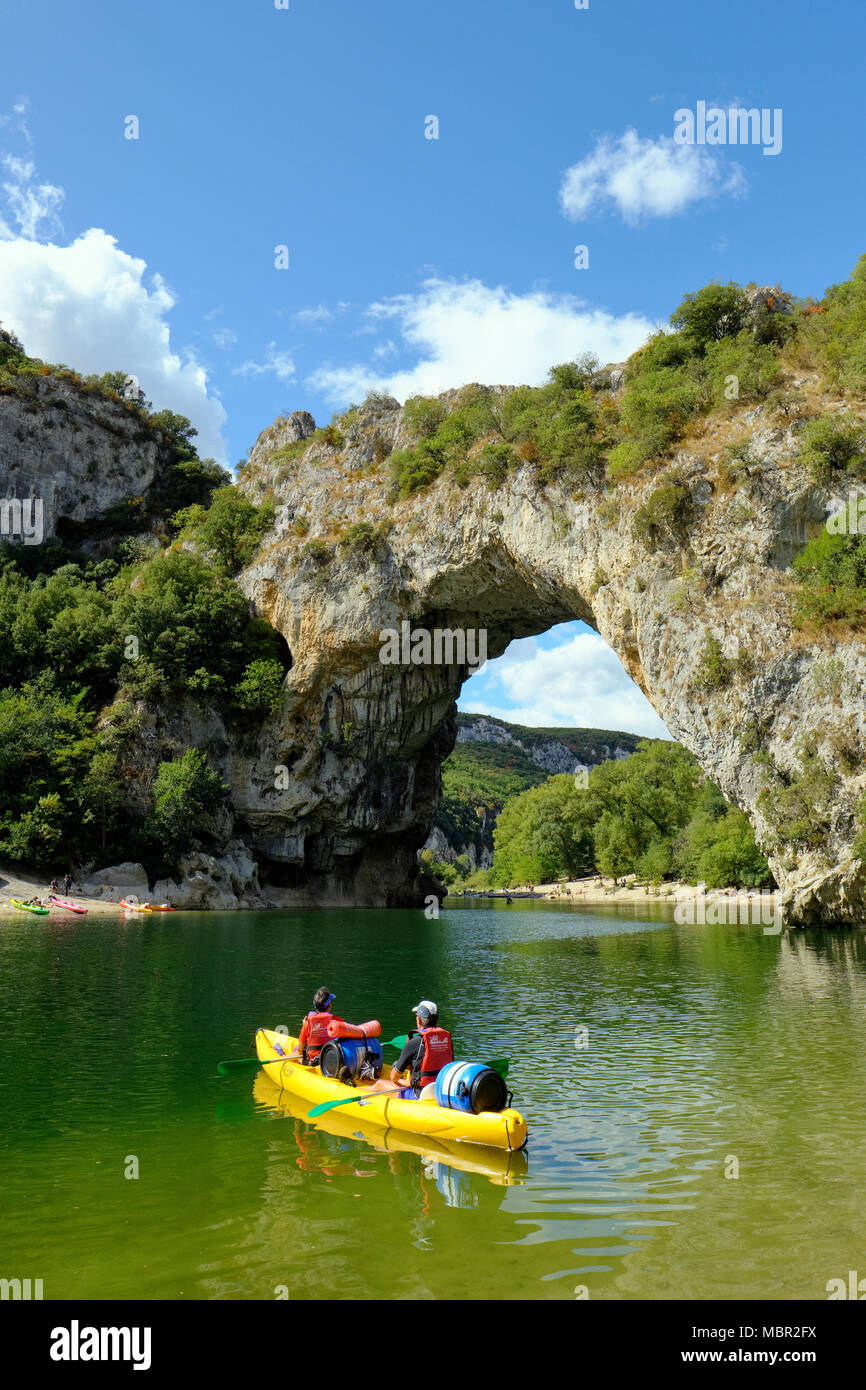 Canoë à l'arche en pierre naturelle du Pont d'Arc dans les gorges de l'Ardèche, dans le sud de la France. Banque D'Images