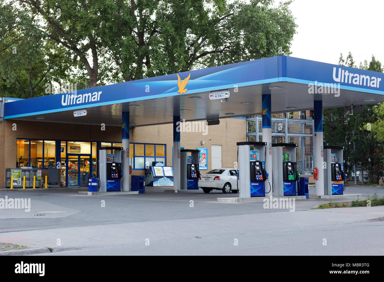 Québec, Canada. Une station d'essence libre-service Ultramar dans le centre-ville de Montréal. Banque D'Images