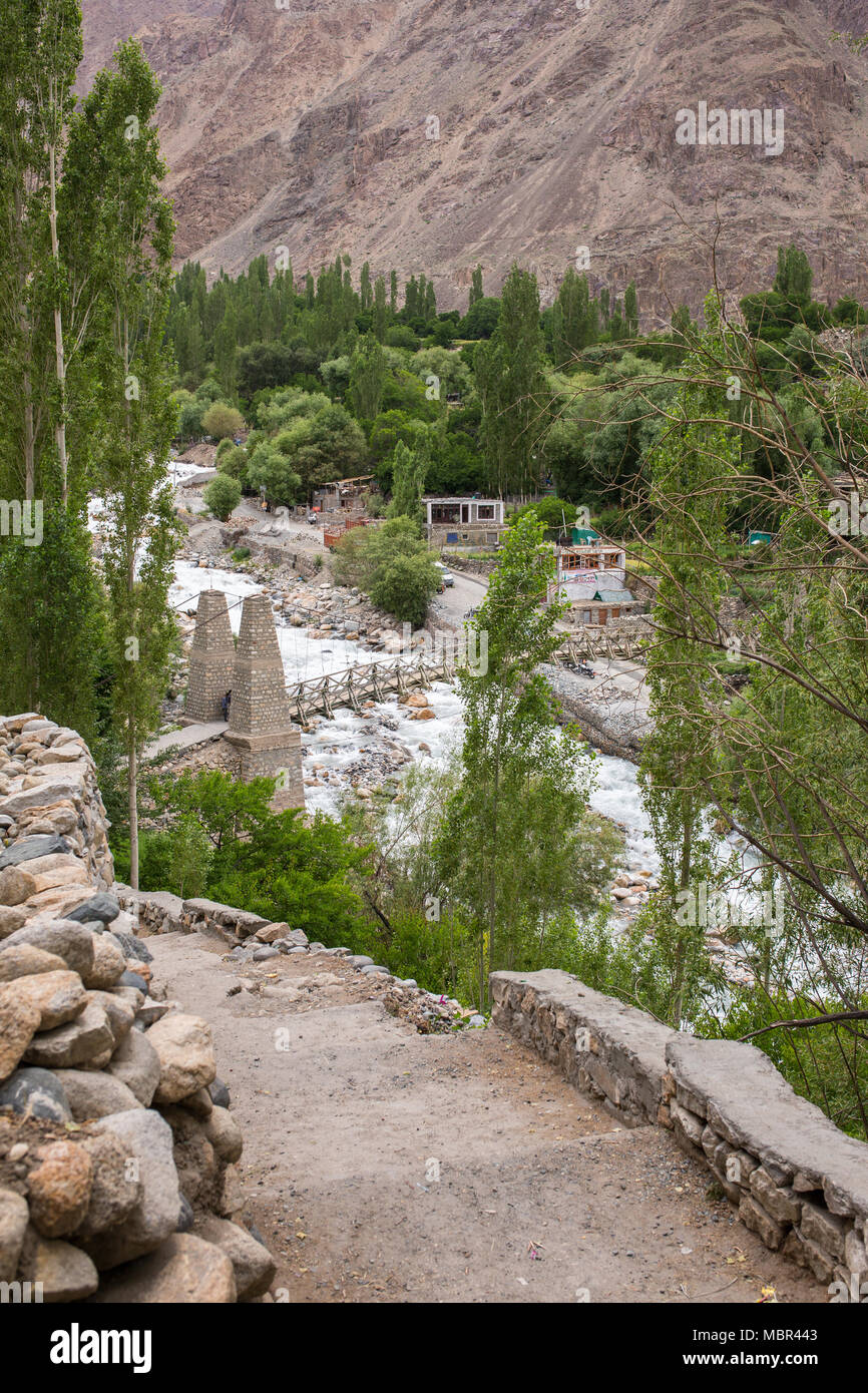 Vue sur la vallée et le Turtuk fleuves Shyok river. Turtuk est le dernier village de l'Inde sur l'Inde - Pakistan Border situé dans la région de la vallée de Nubra Banque D'Images