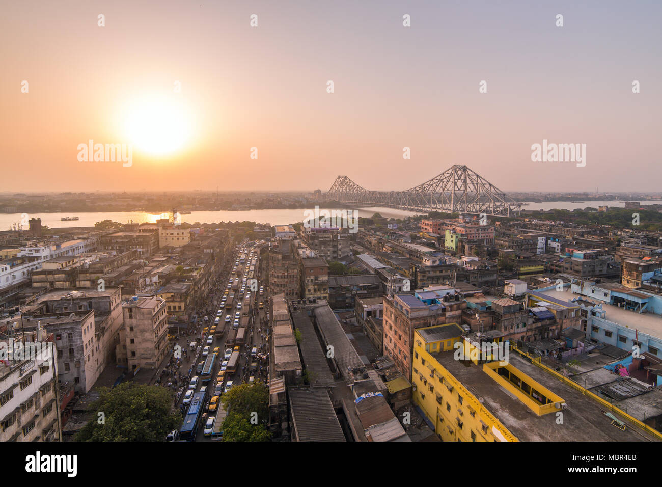Vue aérienne de la ville de Kolkata, Inde. Magnifique coucher de soleil sur le célèbre Howrah Bridge - l'historique pont en porte-à-faux sur la rivière Hooghly, Calcutta, en Banque D'Images