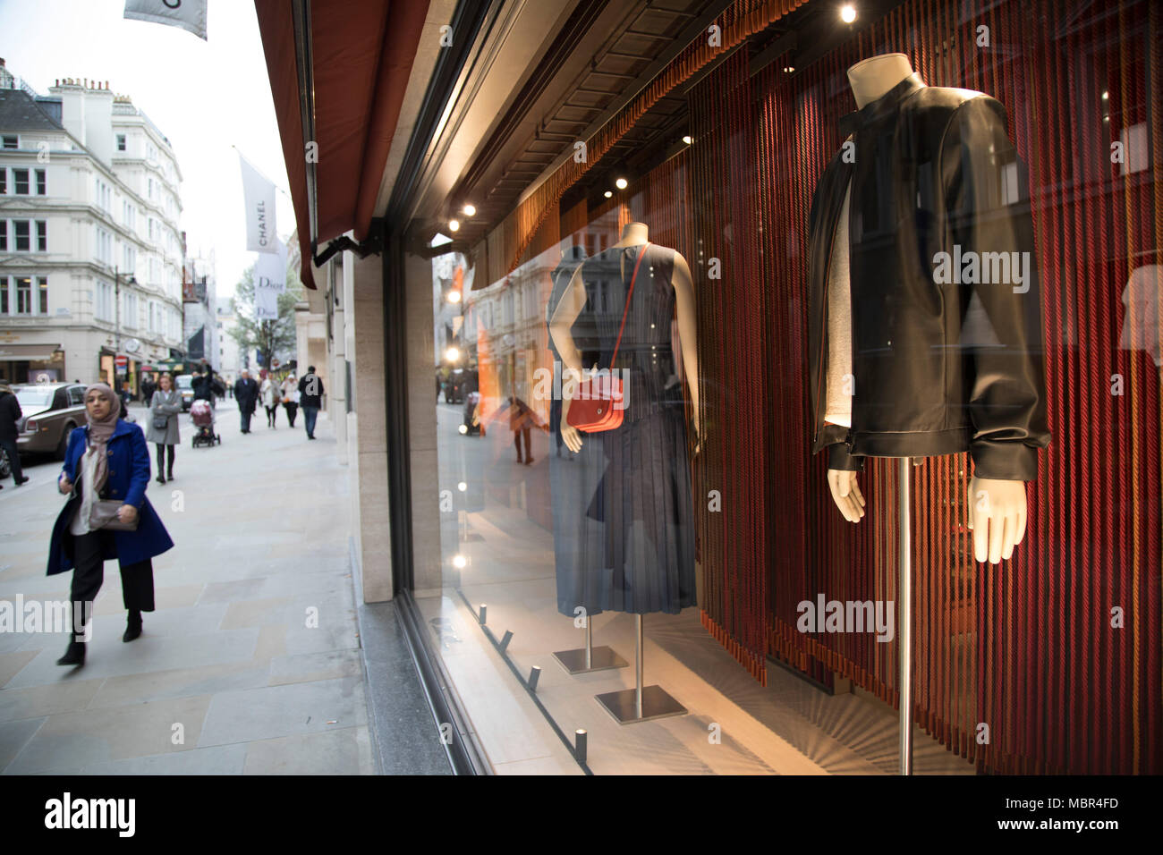 Magasin de vêtements exclusifs de fenêtre Loro Piana sur New Bond Street à  Mayfair, Londres, Angleterre, Royaume-Uni. Bond Street est une des rues  principales dans l'extrémité ouest du quartier commercial et est