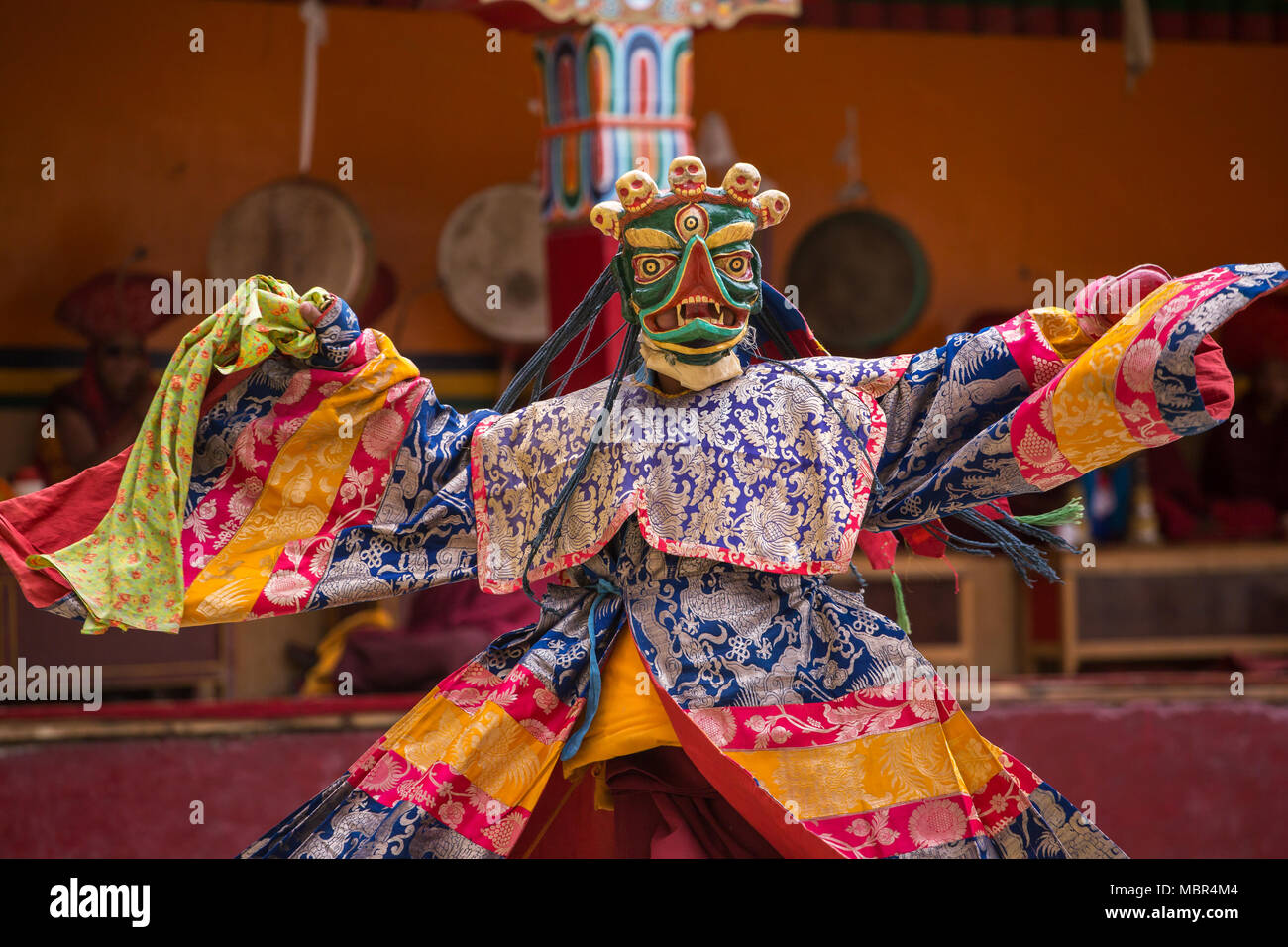 Moine non identifiés dans un masque masque religieux et mystère en costume de danse le Bouddhisme Tibétain pendant la Yuru Kabgyat festival bouddhiste à Lamay Banque D'Images