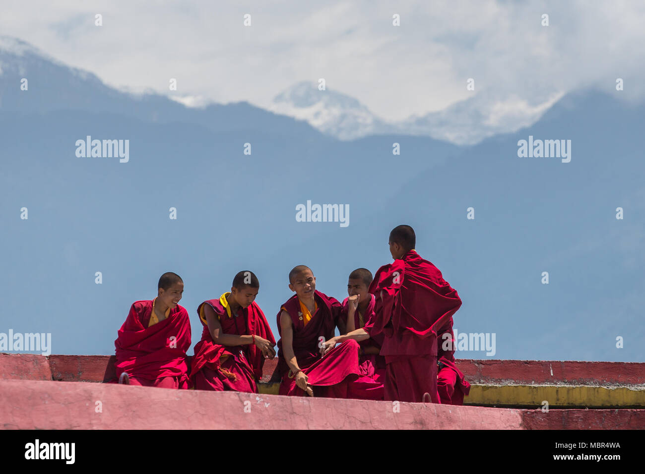 Le Sikkim, Inde - Mai 2, 2017 : moines tibétains reste au niveau supérieur du monastère de Rumtek près de Gangtok à fond sur les montagnes de l'Himalaya, le Sikkim, Inde Banque D'Images