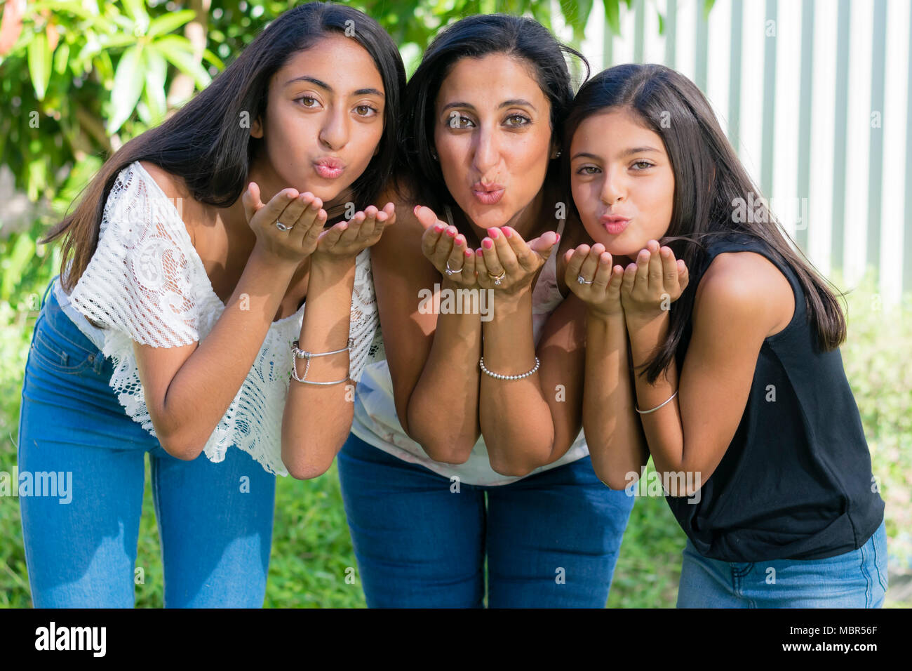 Embrasse ses deux filles Banque de photographies et d’images à haute