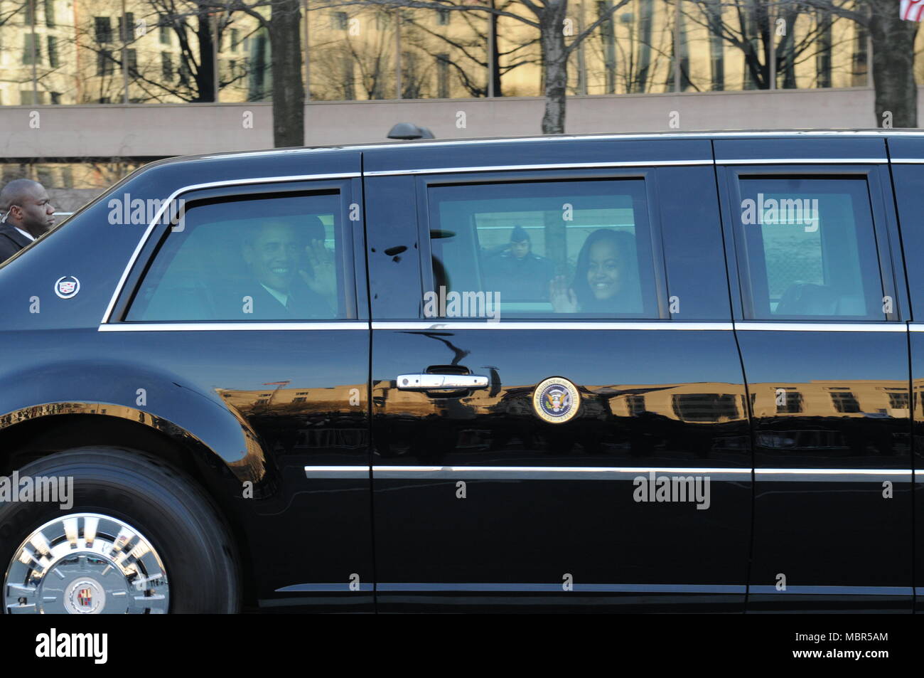 Le président Barack Obama et sa fille, Sasha, vague à la foule de l'intérieur de la limousine présidentielle comme il fait son chemin vers le bas Pennsylvania Avenue pour l'élection présidentielle de 2009 défilé inaugural à Washington, D.C., le 20 janvier 2009. Photo du département de la communication de masse en 1ère classe spécialiste Mark O'Donald, U.S. Navy Banque D'Images