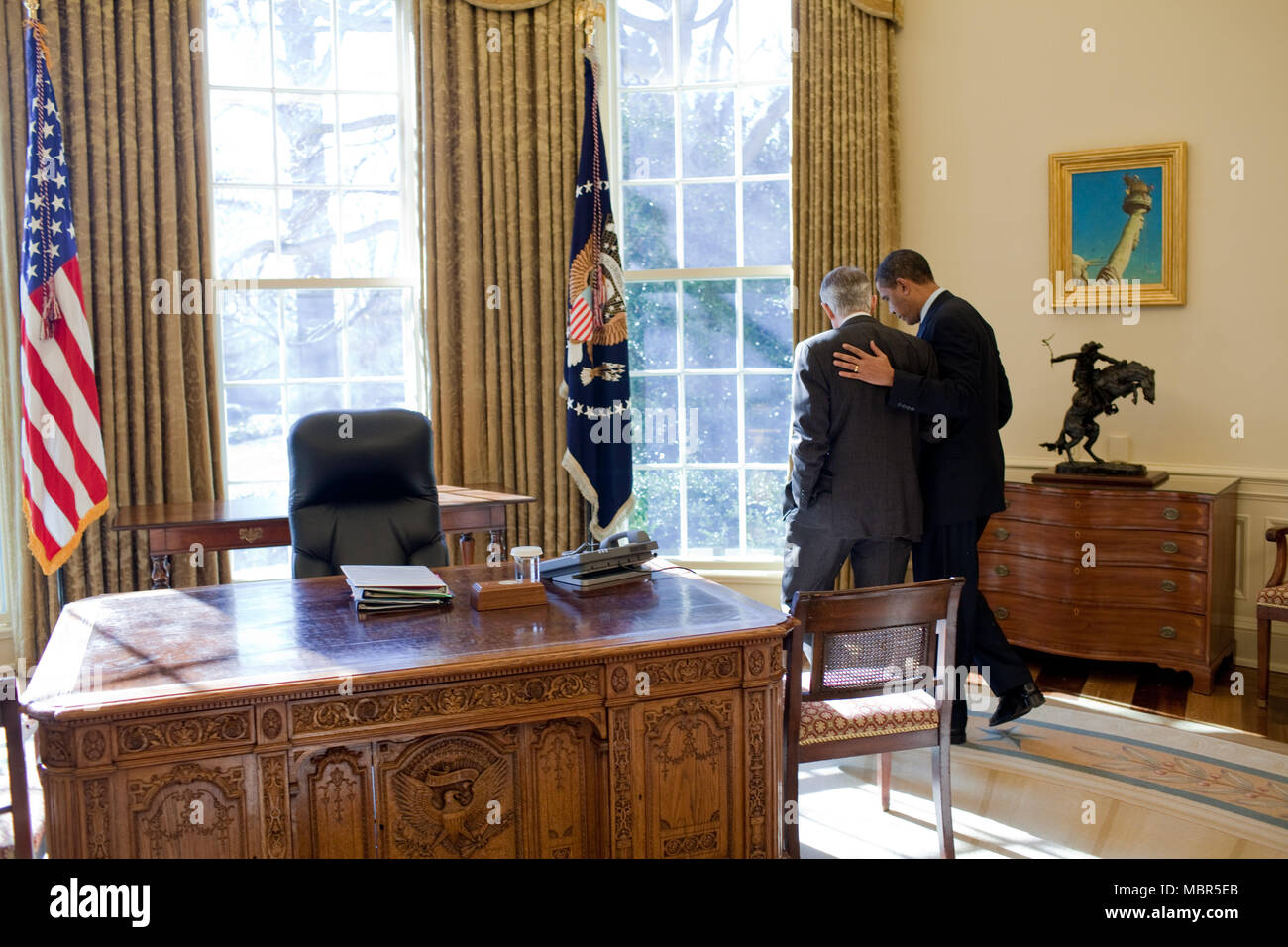Le président Barack Obama parle seul avec le chef de la majorité au Sénat Harry Reid dans le bureau ovale après réunion bipartite. 1/23/09.Photo Officiel de la Maison Blanche par Pete Souza Banque D'Images