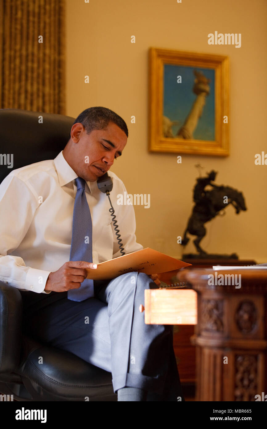 Le président Barack Obama lit la lettre laissée dans le bureau ovale ...