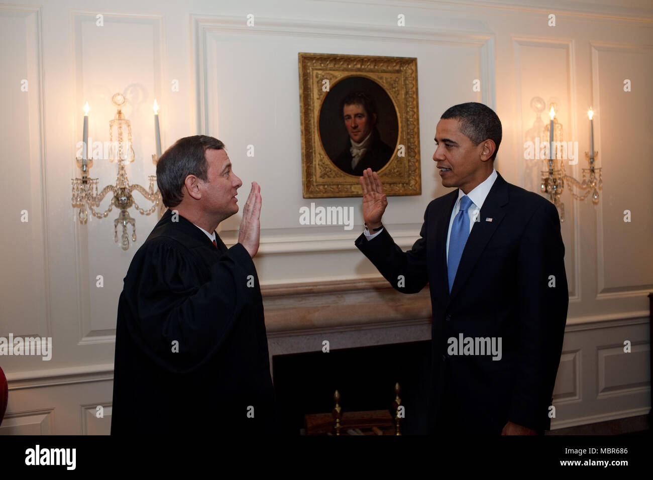 Le président Barack Obama a prêté serment une deuxième fois par le juge en chef John G. Roberts Jr., dans la salle des cartes de la Maison Blanche 21/01/09. .Photo Officiel de la Maison Blanche par Pete Souza Banque D'Images