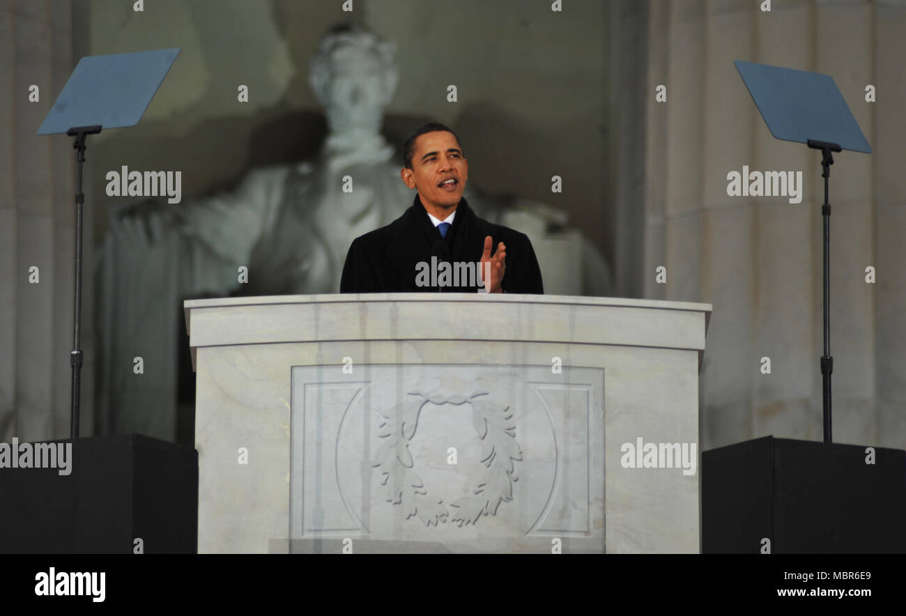 Le président élu Barack Obama s'adresse à la foule rassemblée au Lincoln Memorial sur le National Mall à Washington, D.C., le 18 janvier 2009, au cours de la première cérémonie d'ouverture. DoD photo de Tech. Le Sgt. Larry Simmons, U.S. Air Force Banque D'Images