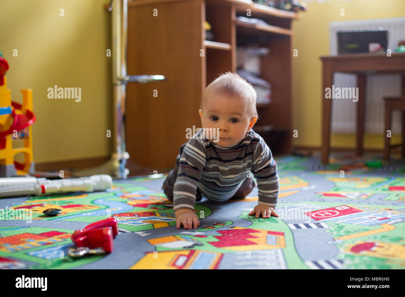 Beau Petit Bebe Garcon Enfant Smiling At Camera Les Animaux Et Les Dinosaures Autour De Lui Tourne En Enfants Jeux Pour Enfants Photo Stock Alamy