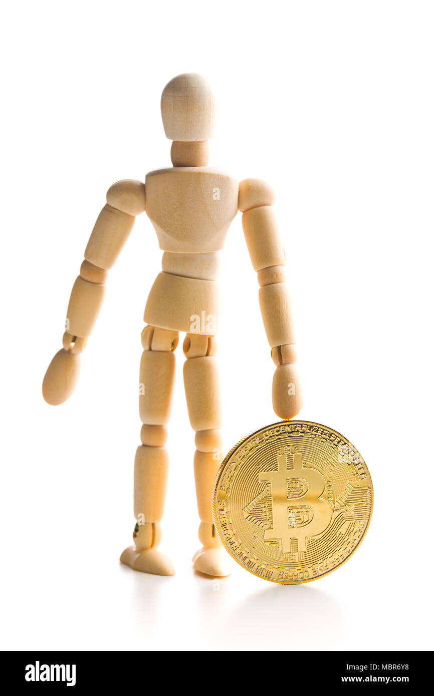 Monnaie Bitcoin et Marionnette en bois isolé sur fond blanc. Banque D'Images