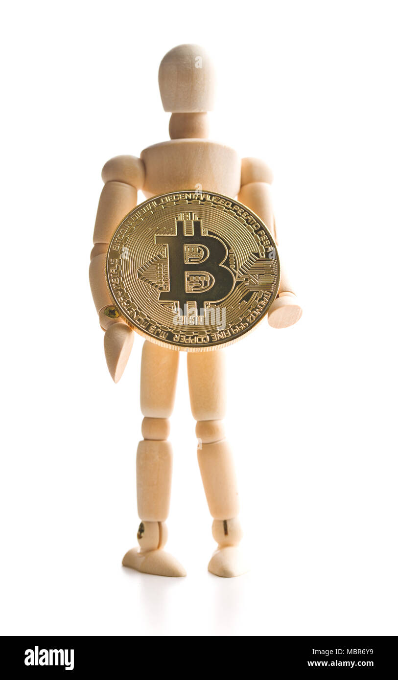 Monnaie Bitcoin et Marionnette en bois isolé sur fond blanc. Banque D'Images