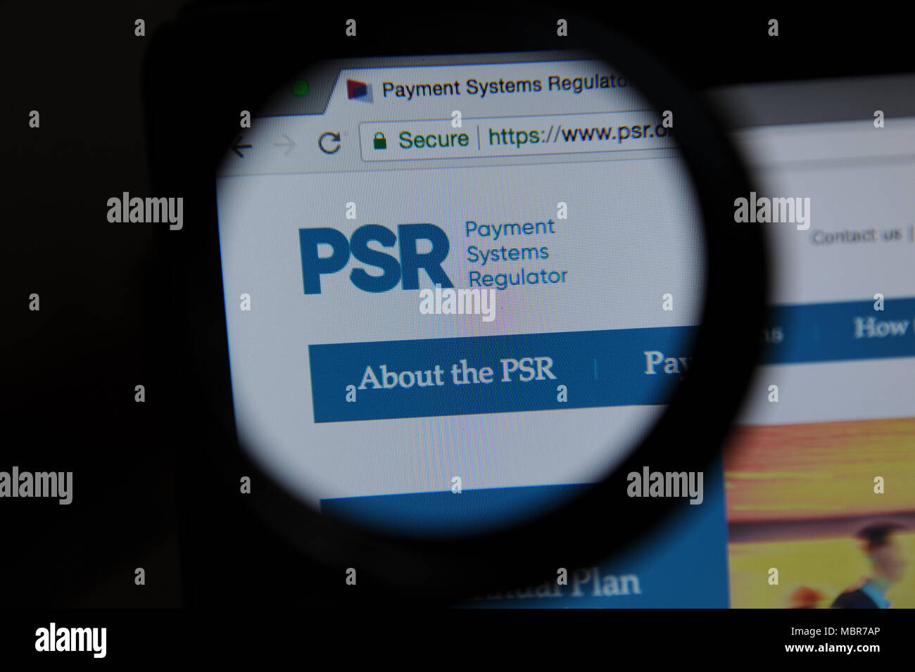 Systèmes de paiement (RP) magnifiying vue à travers un verre sur un ordinateur Banque D'Images