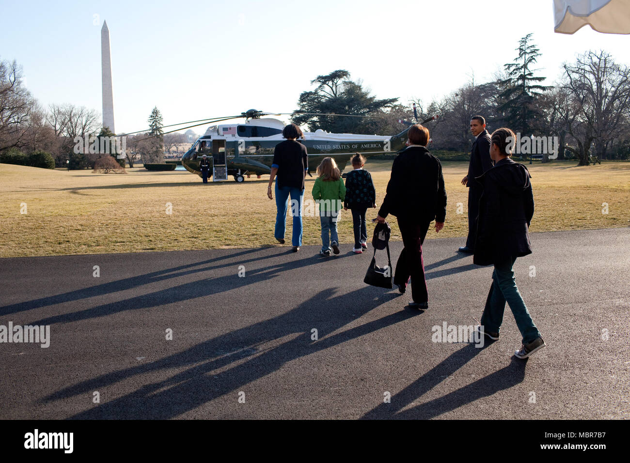 Le gouvernement Obama randonnées familiales à un marin sur la pelouse Sud de la Maison Blanche pour un voyage à Camp David. Ils sont accompagnés par Marian Robinson et Sasha Obama's friend, 2/7/09. Photo Officiel de la Maison Blanche par Pete Souza Banque D'Images