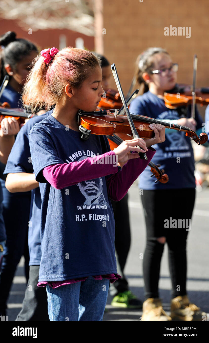 Las Vegas, Nevada - 15 janvier 2018 - fille jouant du violon dans le Dr. Martin Luther King Day Parade au centre-ville de Las Vegas - Photo : Ken Howard/Alamy Banque D'Images
