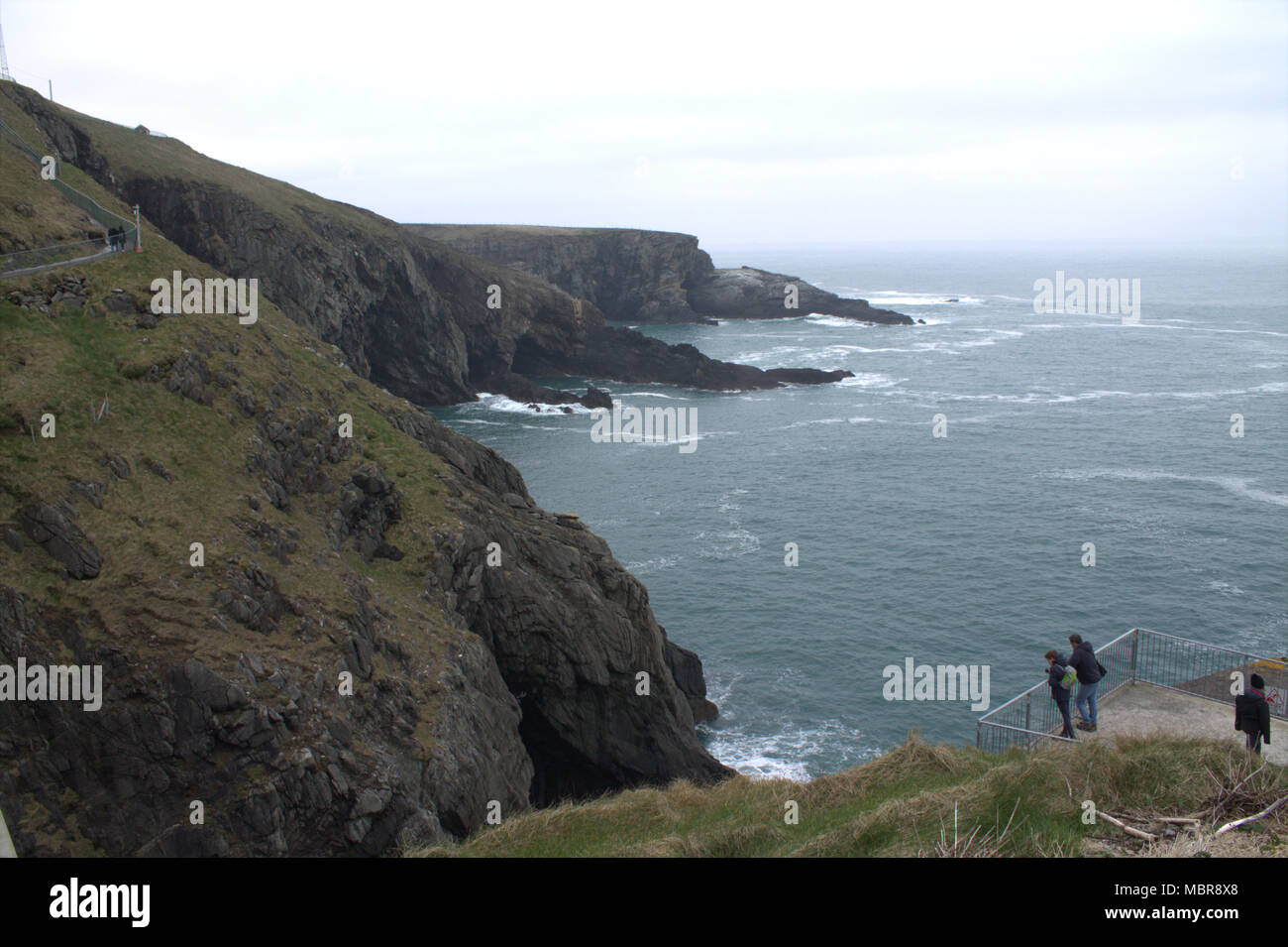 La vue spectaculaire sur la mer et les falaises à l'Mizen Head à l'extrémité de la péninsule de Mizen une destination touristique populaire dans irelad, au sud-ouest de l'Irlande. Banque D'Images