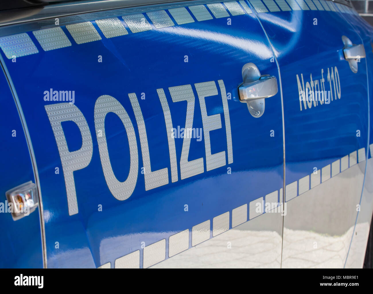 Voiture de patrouille actuelle de la police de Hesse avec coloration bleu-argent et en tenant compte de l'inscription, Hesse, Allemagne Banque D'Images