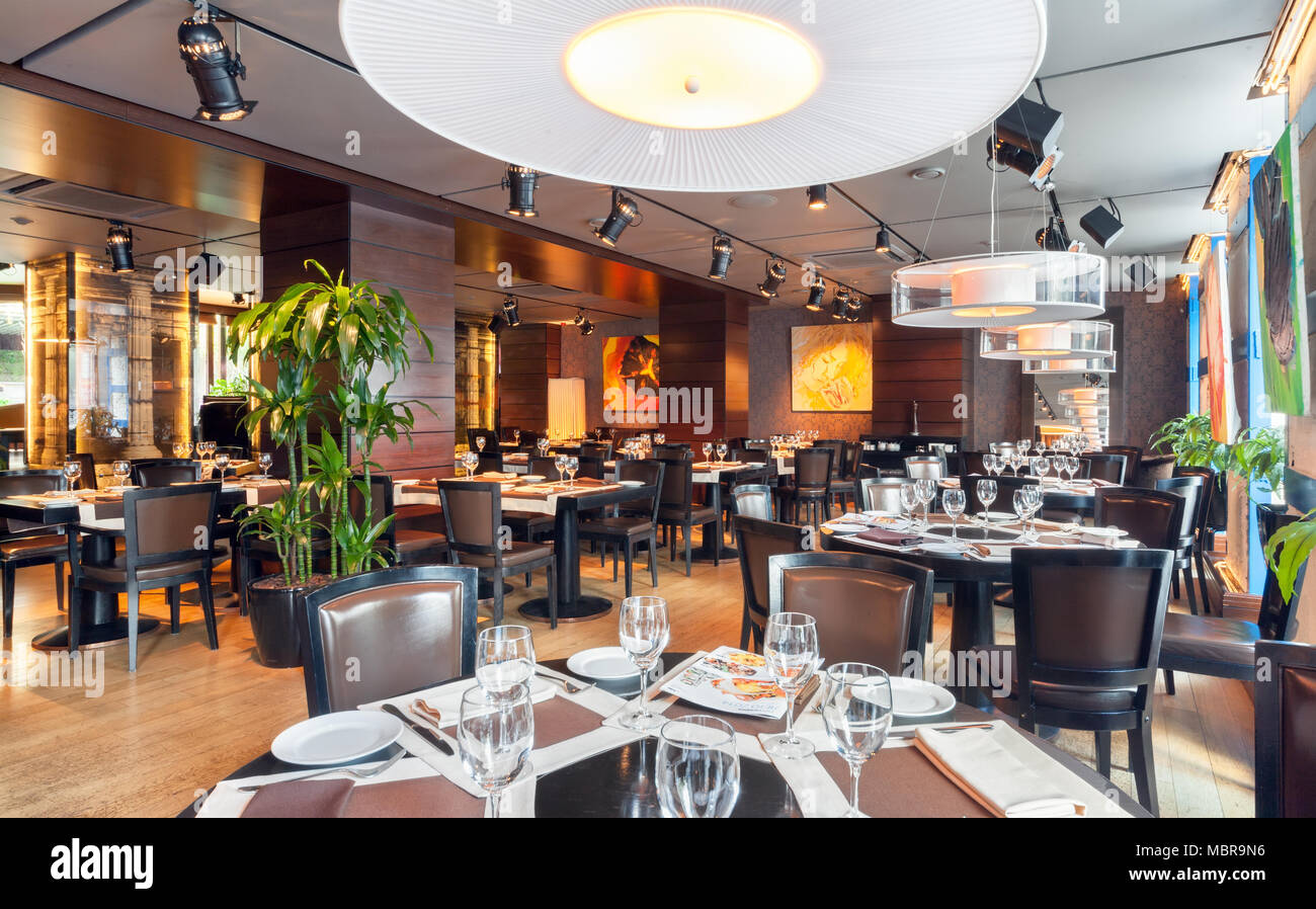 Moscou - AOÛT 2014 : l'intérieur est luxueux et une cuisine de restaurant 'galerie'. Avec de nombreuses tables servi Banque D'Images Moscou - AOÛT 2014 : l'intérieur est luxueux et une cuisine de restaurant 'galerie'. Avec de nombreuses tables servi Banque D'Images
