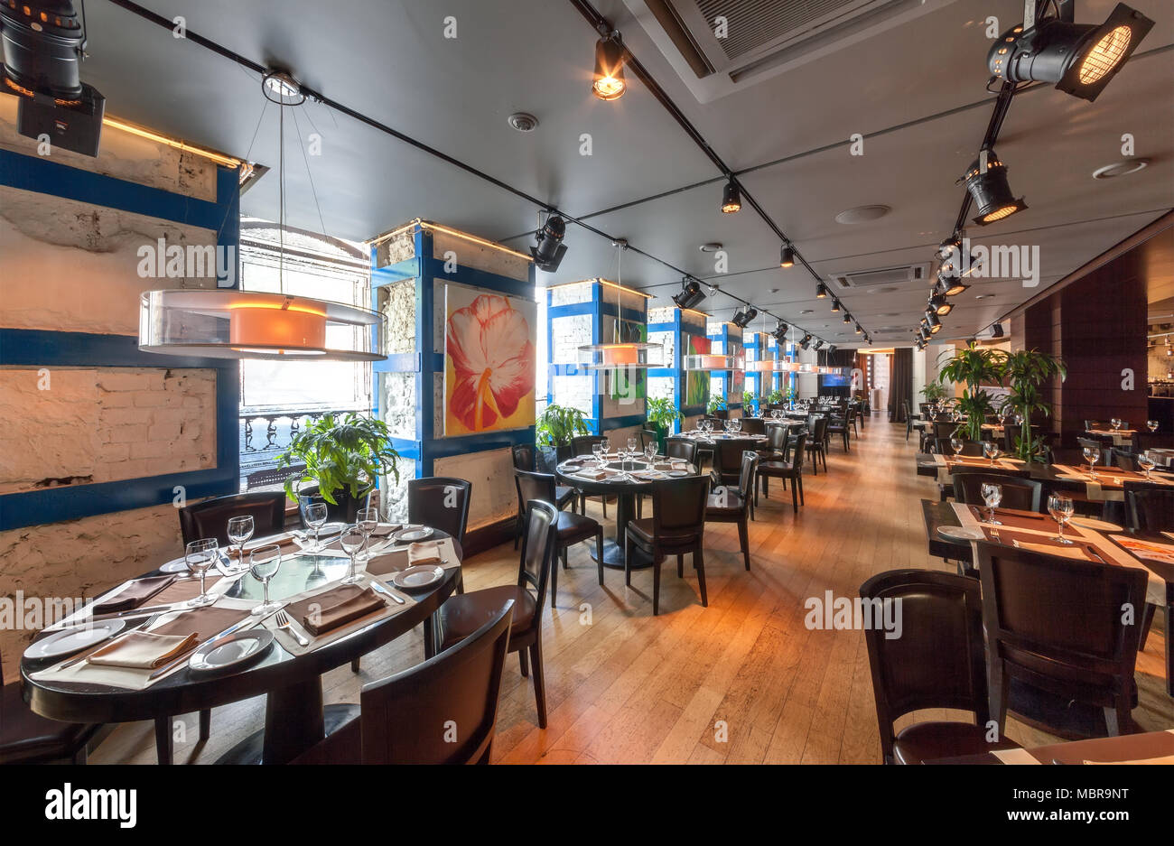 Moscou - AOÛT 2014 : l'intérieur est luxueux et une cuisine de restaurant 'galerie'. Avec de nombreuses tables servi Banque D'Images Moscou - AOÛT 2014 : l'intérieur est luxueux et une cuisine de restaurant 'galerie'. Avec de nombreuses tables servi Banque D'Images