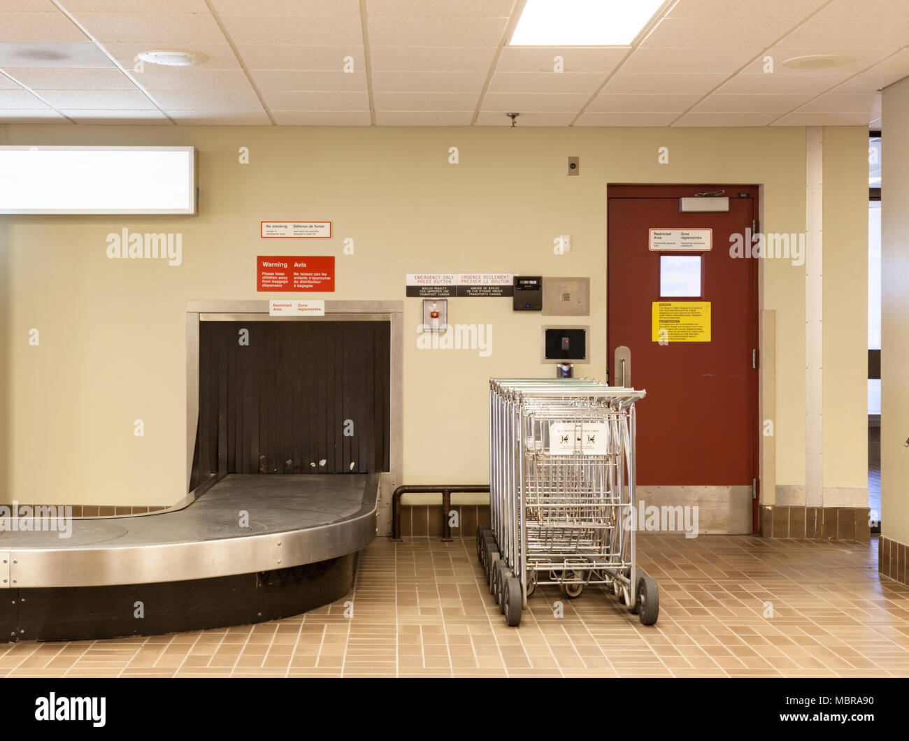 La zone de réclamation des bagages à l'Aéroport International de Gander à Gander, Terre-Neuve, Canada. Banque D'Images