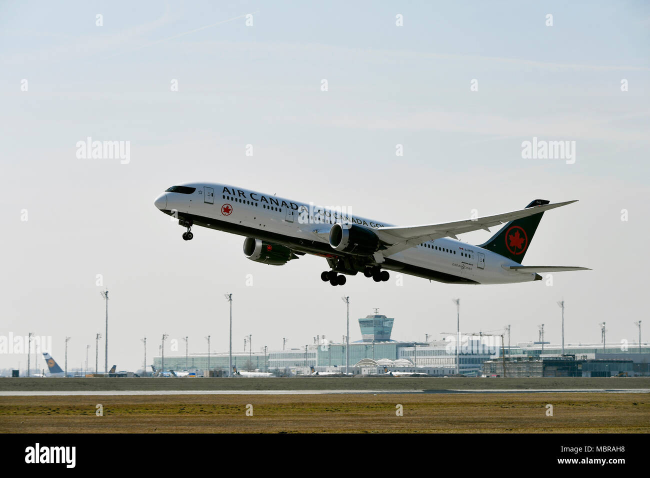 Air Canada Boeing B787-9 Dreamliner, d'atterrissage, avec prolongée après le décollage sur la piste nord, l'aéroport de Munich, Haute-Bavière Banque D'Images