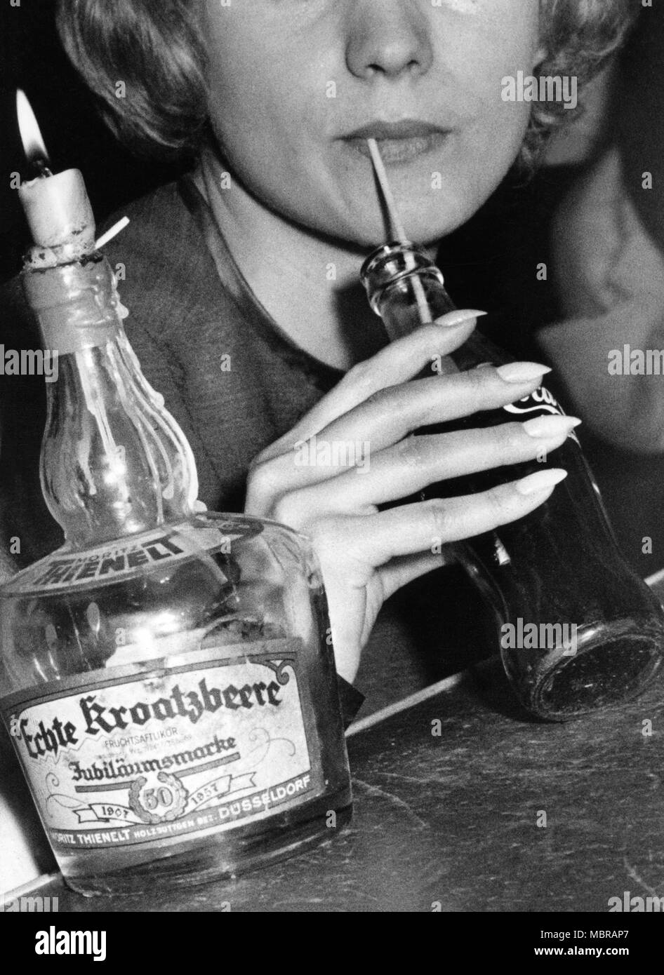 Femme buvant Coca Cola, 1950, Allemagne Banque D'Images