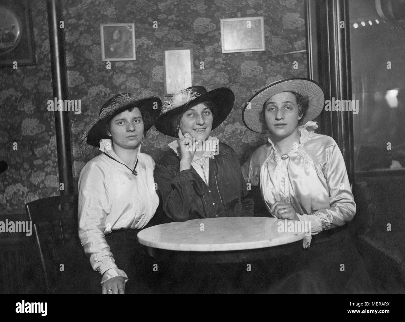 La mode, la mode, chapeau trois amis dans le café, les années 1910, Berlin, Allemagne Banque D'Images