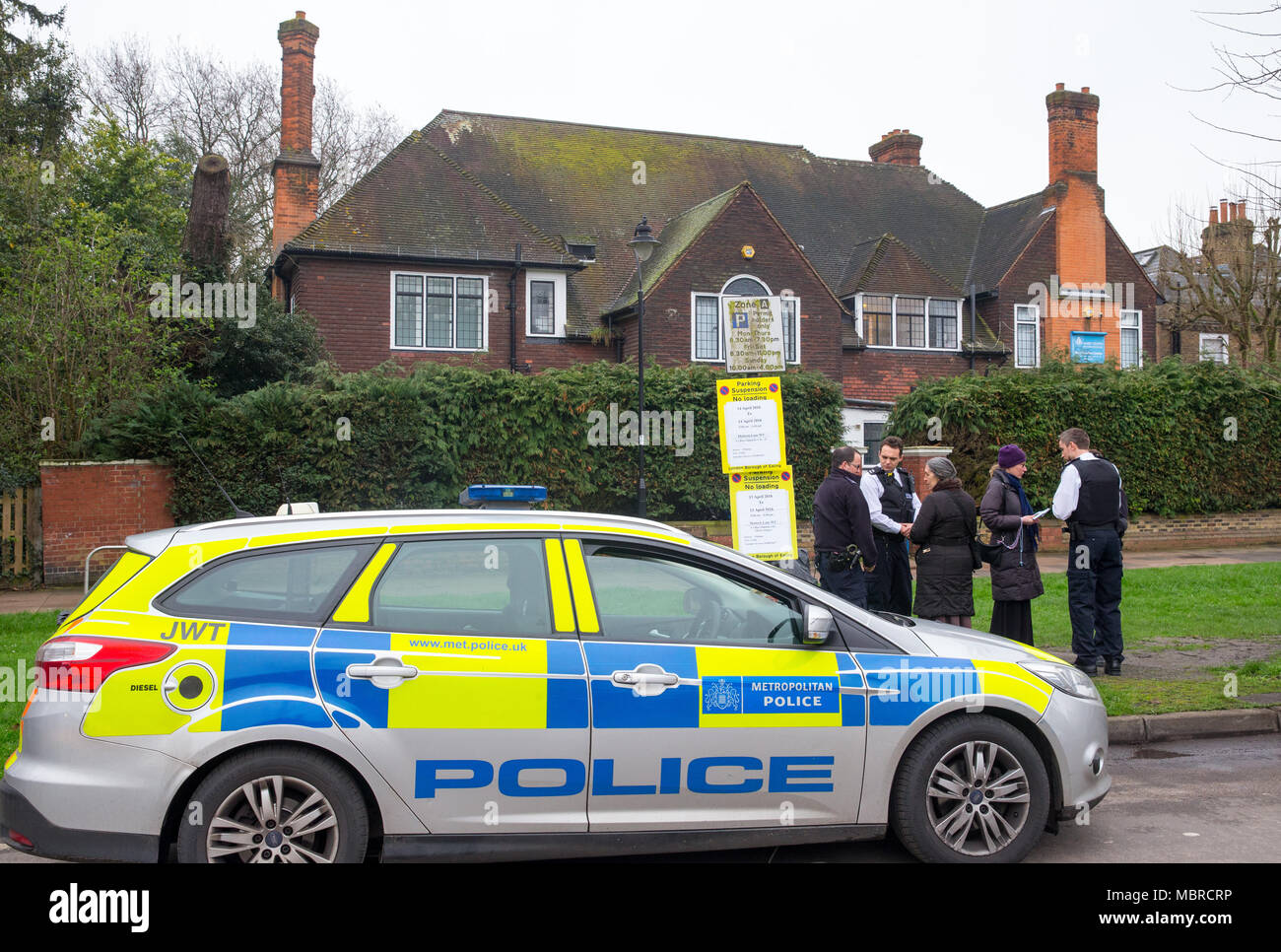 Ealing Conseil vote for UK's first "safe zone" autour de la Marie Stopes clinique d'avortement pro-choix et les groupes anti-avortement ont démontré à l'extérieur. Banque D'Images