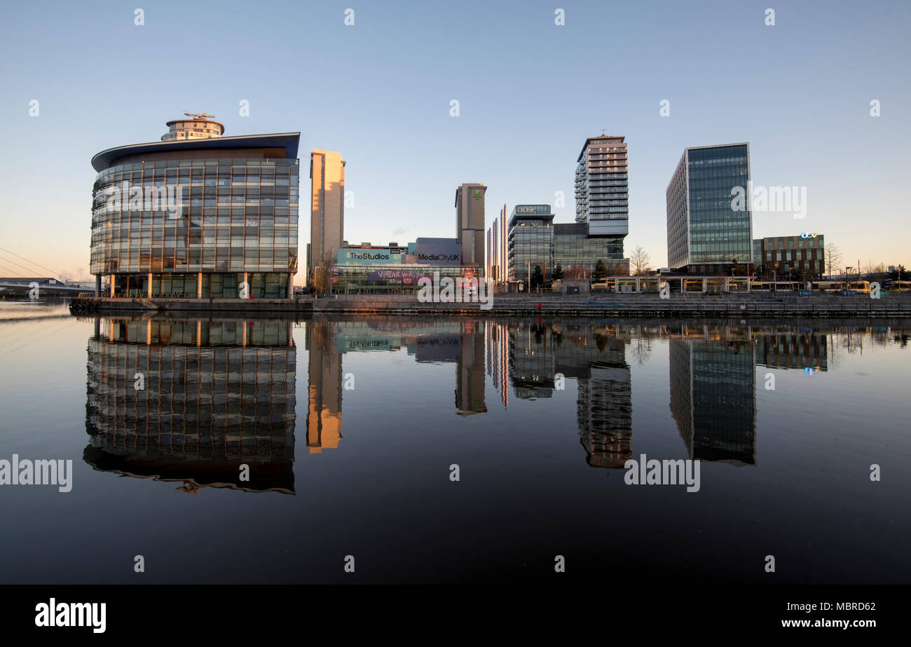 Tôt le matin, réflexions à Salford, Greater Manchester England UK Banque D'Images