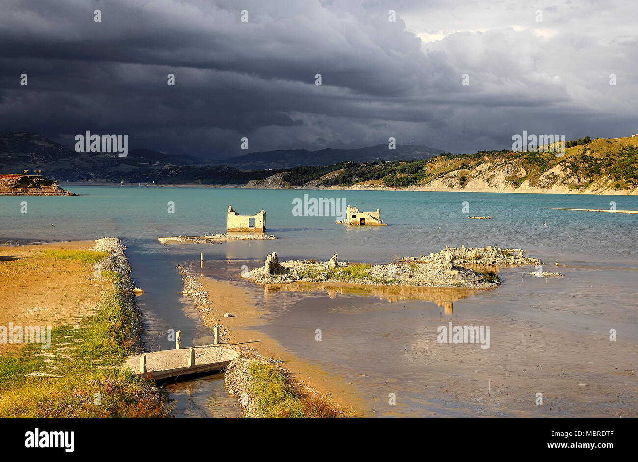 Village de Monte Cotugno subaquatique, Bracciano, lago di monte cotugno district Potenza, Basilicate, Italie Banque D'Images
