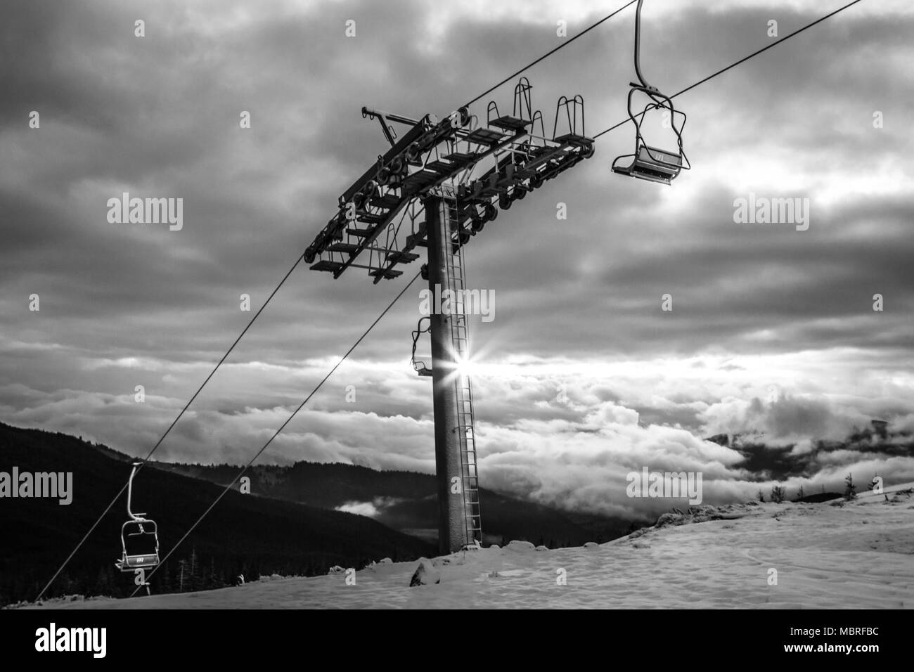Le noir et blanc montagne paysage avec remontées mécaniques. Lever du soleil sur les montagnes des Carpates en Ukraine Banque D'Images