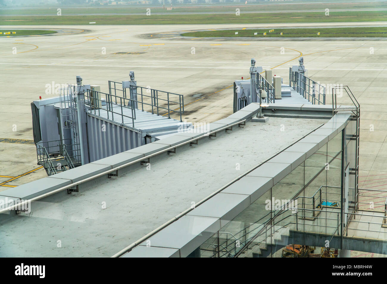 Le Long couloir de la porte d'avion à l'aéroport Banque D'Images