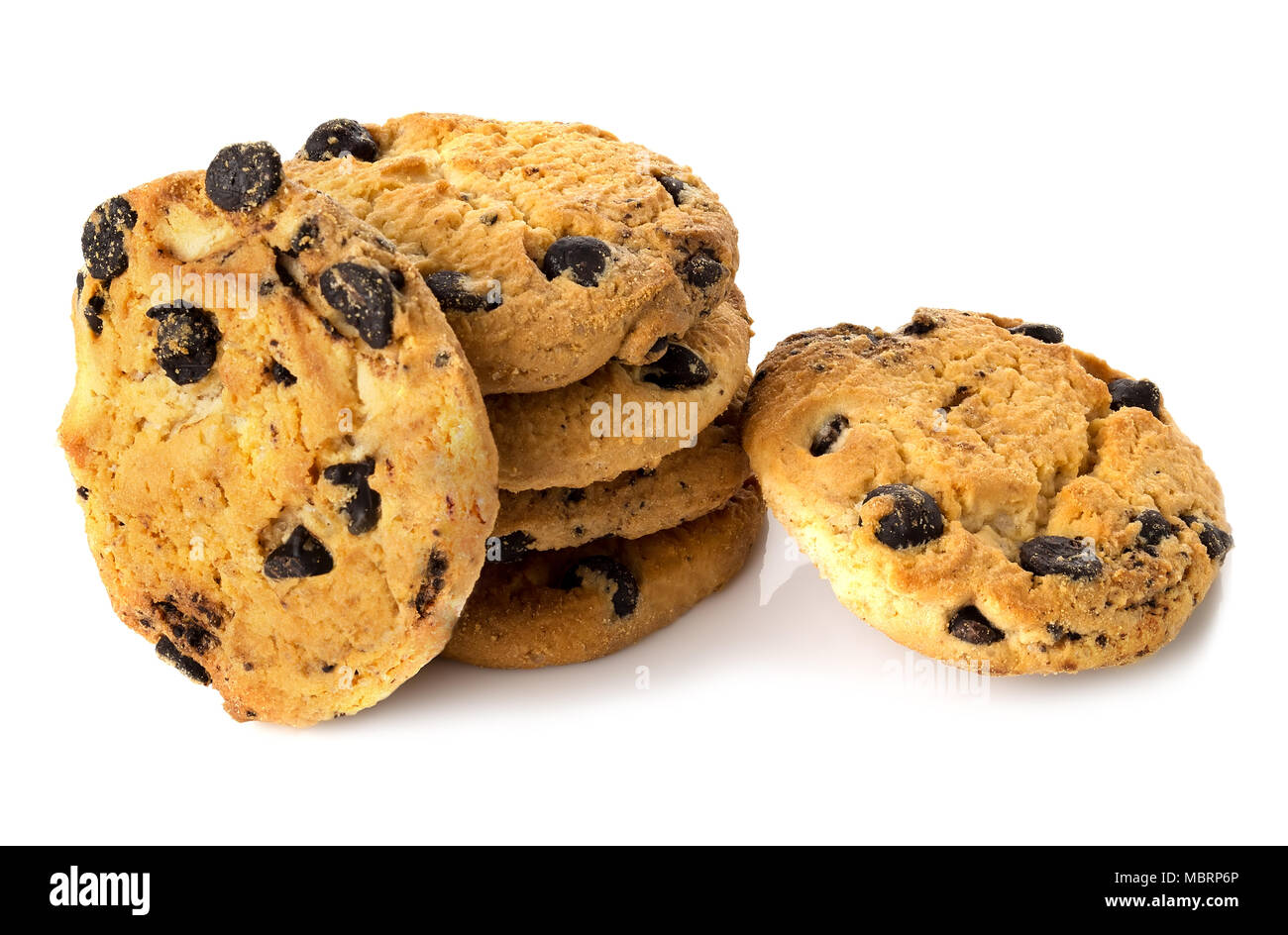 Biscuit au chocolat avec des miettes sur un fond blanc Banque D'Images