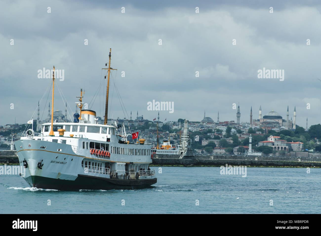 La ferry est le principal lien entre les banlieues d'Istanbul comme Sirkeci et Besiktas qui sont divisées par la rivière Bosphore, Istanbul, Turquie. Banque D'Images