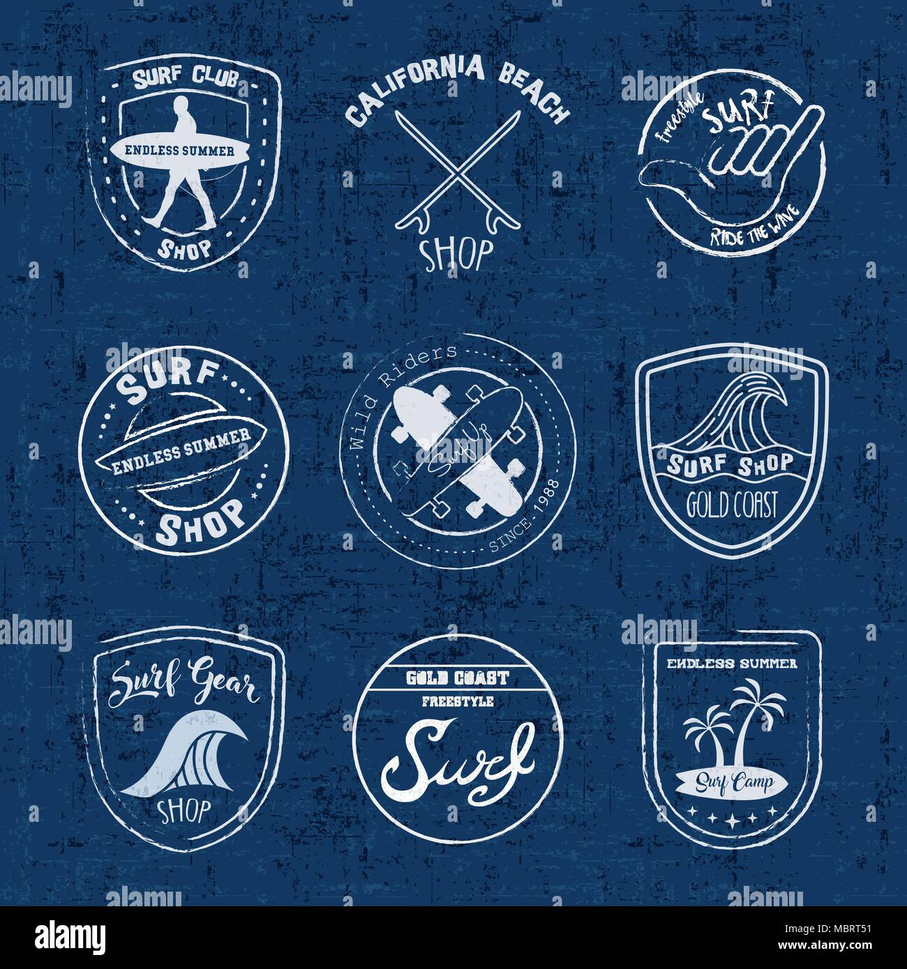 Vintage surf vacances d'été, jeu d'étiquettes typographie citations avec plage et éléments de décoration tropicale pour le surf shop, un club ou un événement. Vecteur EPS10. Illustration de Vecteur