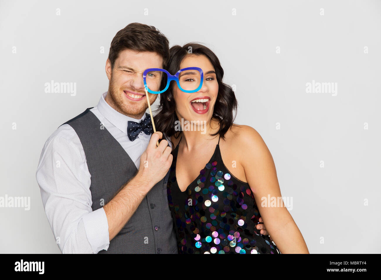 Couple heureux avec lunettes parti s'amuser Banque D'Images