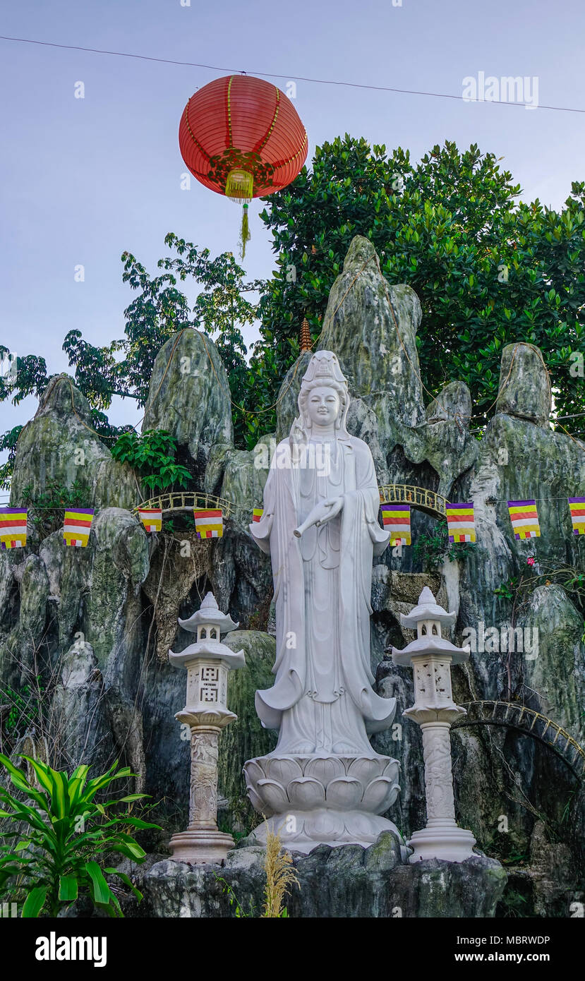 Kuan Yin (Guanyin) Statue de Bouddha à un ancien temple bouddhiste dans le sud du Vietnam. Banque D'Images